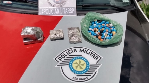 Droga foi deixada na área externa do CDP de Pacaembu (Foto: Cedida/PM).