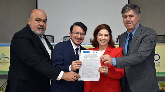 Representantes de associação de municípios centro-americanos, da UniFAI, da União Europeia e da Prefeitura de Adamantina assinaram nesta quinta-feira, 29, convênio para execução de projeto ligado ao programa Euroclima+ (Foto: Natacha Dominato).