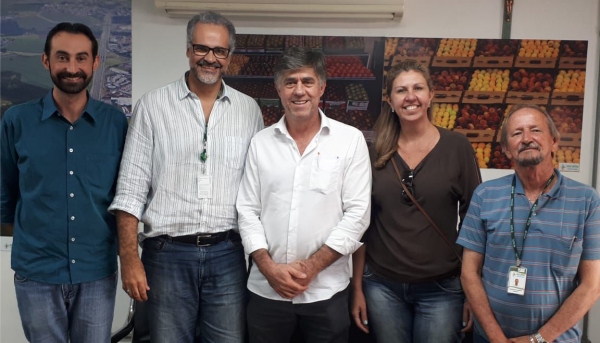 Prefeito Márcio Cardim e secretários municipais no CEASA, em Campinas (Foto: Assessoria de Imprensa).