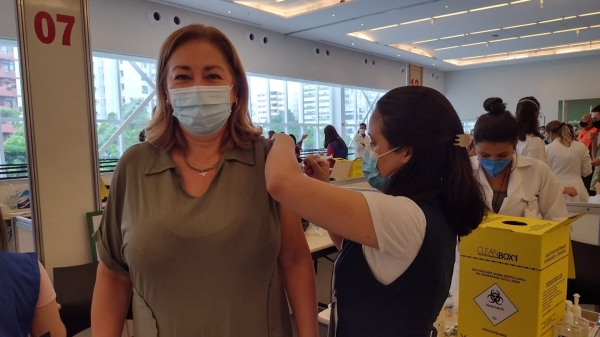 Cecília recebeu a primeira dose do imunizante (Acervo Pessoal).