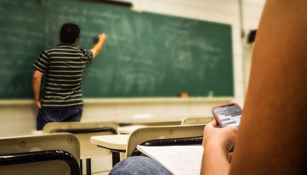 Com a sanção da lei, estudantes dos ensinos fundamental e médio poderão utilizar os aparelhos em sala de aula em atividades pedagógicas, desde que orientadas por educadores (Foto: Pixabay).