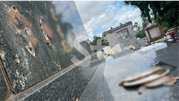 Molduras met?licas de fotografias dos falecidos s?o arrancadas no furto (Siga Mais).