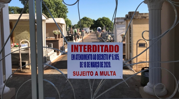 Cemitério da Saudade, em Adamantina, permanece de portões fechados para evitar circulação e aglomeração das pessoas (Foto: Siga Mais).