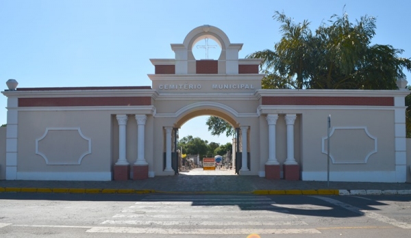 Comércio ambulante nas proximidades do cemitério será fiscalizado pela Prefeitura Municipal (Foto: Siga Mais).