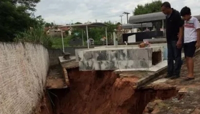 Erosão já atinge muro e sepulturas no cemitério de Osvaldo Cruz (Foto: Reprodução/Site Ocnet).