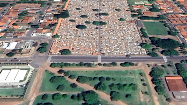 Cemitério de Adamantina e a área de expansão, à frente (Google).