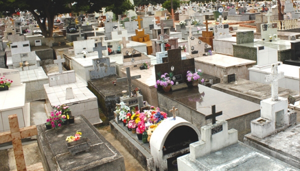 Viúva invade cemitério e desenterra o corpo do marido para levar para casa