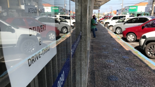 Comércio foi alvo de notificações e multas nesta sexta-feira, após iniciativa dos empresários pela reabertura e atendimento presencial (Foto: Siga Mais).