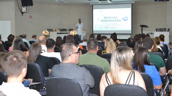 Professor do Centro Universitário e médico Guilherme Bonadirman palestra sobre medicina humanizada (Foto: Priscila Caldeira).