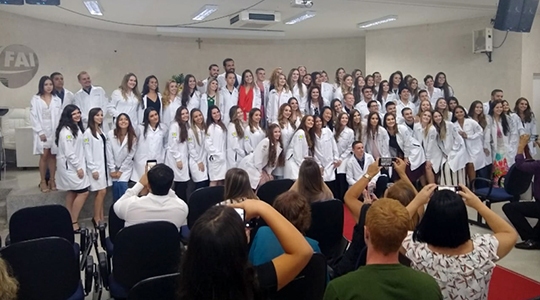 Cerimônia do Jaleco marca recepção da Turma 5 de Medicina; ao todo, 73 dos 102 alunos matriculados na Turma 5 de Medicina da UniFAI participaram da solenidade (Foto: Daniel Torres).