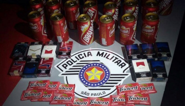 Homem furtou latas de cerveja, maços de cigarro e chicletes. Materiais foram recuperados pela Polícia Militar (Foto: Cedida/PM).