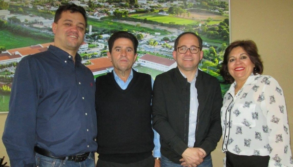 O diretor geral do UNIFAI, Prof. Dr. Wendel Soares, o pastor presidente da AD Madureira (Campo de Adamantina), Sidinei Buzatto, o deputado estadual Cezinha de Madureira e a presidente da Câmara Municipal de Adamantina, vereadora Dinha (Foto: Cedida).