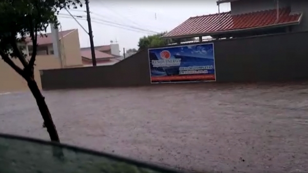 Enchente na Avenida Deputado Cunha Bueno, proximidades do clube da Acrea, centro de Adamantina (Reprodução).