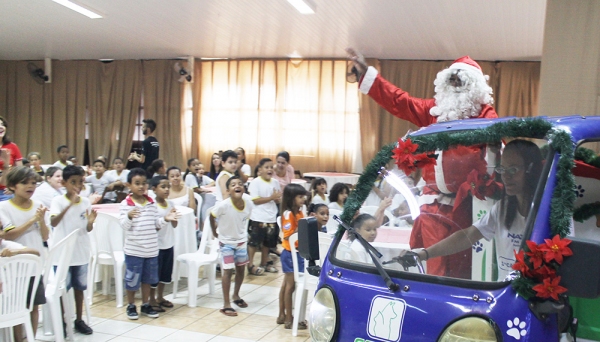 Chegada do Papai Noel foi um dos momentos mais marcantes do Natal Escolar (Assessoria de Imprensa do Lions Clube).