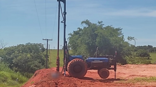 Equipamento usado para escavar fundações, acoplado a trator, tocou a rede elétrica energizada (Cedida/Corpo de Bombeiros).