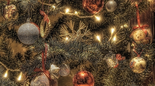 Energisa divulga cuidados para evitar que a iluminação e os enfeites natalinos provoquem acidentes, como choques elétricos, curtos-circuitos e incêndios (Ilustração/Pixabay).