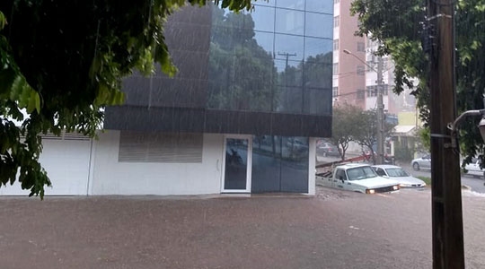 Esquina da Avenida Dr. Adhemar de Barros com a Alameda Fernão Dias inundada, na tarde desta quarta-feira (Fotos: Cedidas).