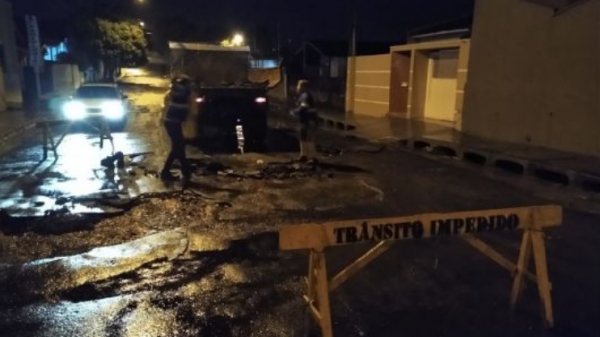Asfalto danificado pela chuva, na Alameda dos Expedicionários, esquina com a rua Euclides da Cunha, centro de Adamantina (Da Assessoria).