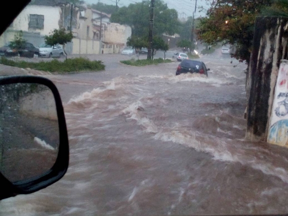 Avenida Deputado Cunha Bueno, centro de Adamantina, em frete ao Acrea (Foto: Cedida/Douglas Capaldi).