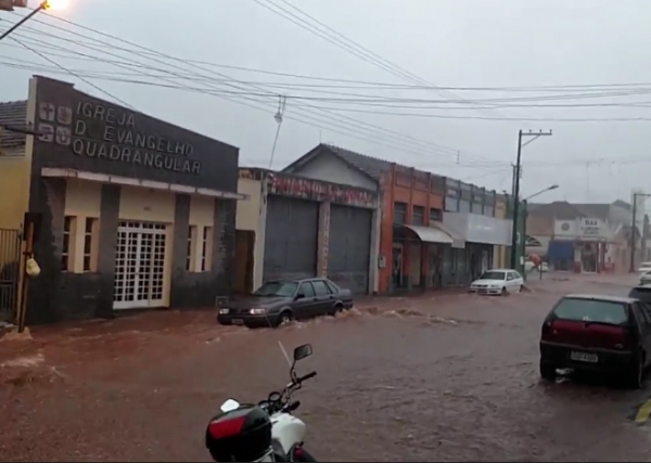 Trecho alaga sempre que há chuva forte, e assusta quem está ou passa pela região (Imagem: Andrey Cíceri/Reprodução).