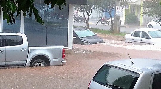 Esquina alagada no cruzamento da Avenida Adhemar de Barros com a Alameda Fernão Dias (Foto: Cedida).
