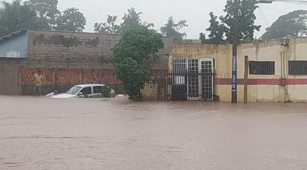 Veículo é tomado pelas enchente na chuva desta quinta-feira em Osvaldo Cruz (Foto: Marcelo Mazaro / Cedida).