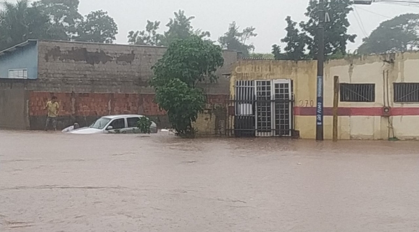 VeÃculo é tomado pelas enchente na chuva desta quinta-feira em Osvaldo Cruz (Foto: Marcelo Mazaro / Cedida).