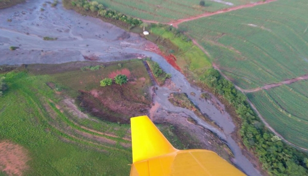 Barragem de represa rompeu com as fortes chuvas ocorridas na região do bairro Lagoa Seca (Foto: Cedida).