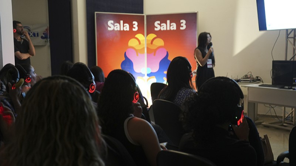 Fones de ouvidos para sintonizar os canais das palestras (Imagem: Juliane Derroide).