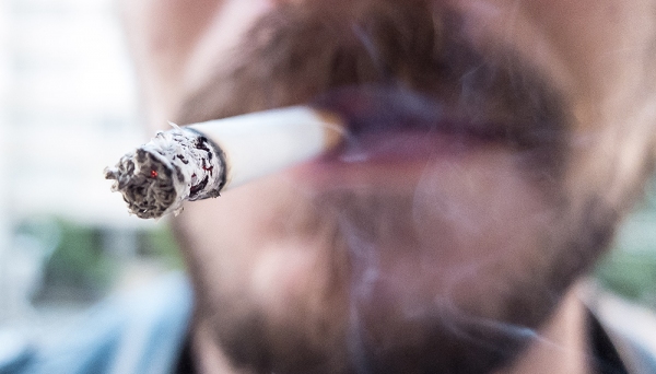 Locais que vendem cigarros precisarão se adequar às novas exigências e restrições da Anvisa (Foto: Rafael Neddermeyer/ Fotos Públicas).