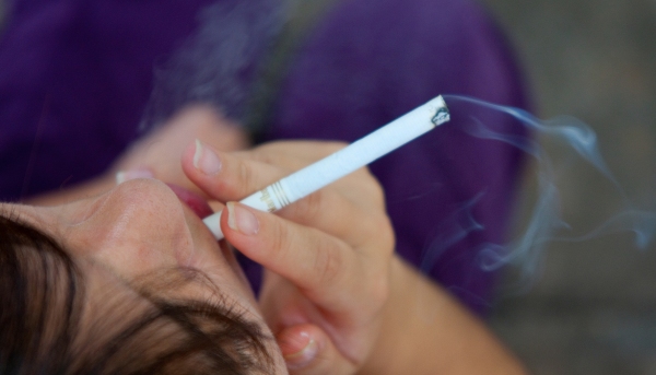 Legislação aprovada no estado de São Paulo em 2009 proíbe fumar em lugares fechados de uso coletivo (Foto: USP Imagens).