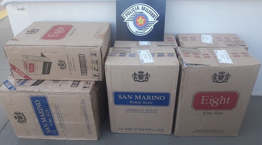 Foram apreendidas sete caixas com 50 pacotes de cigarro em cada uma delas (Cedida/PM).