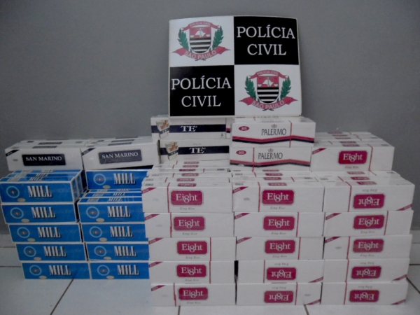 Quase 2 mil maços de cigarros contrabandeados foram apreendisos em operação policial (Foto: Deinter 8).