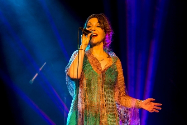 Vânia Bastos volta hoje a Adamantina e traz show onde canta “Caetano Veloso”