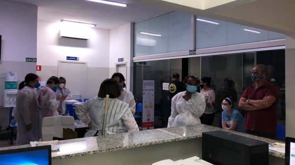 Primeira noite de vacinação no CIS, nesta quarta-feira, dirigida aos trabalhadores da saúde pública (Cedida).