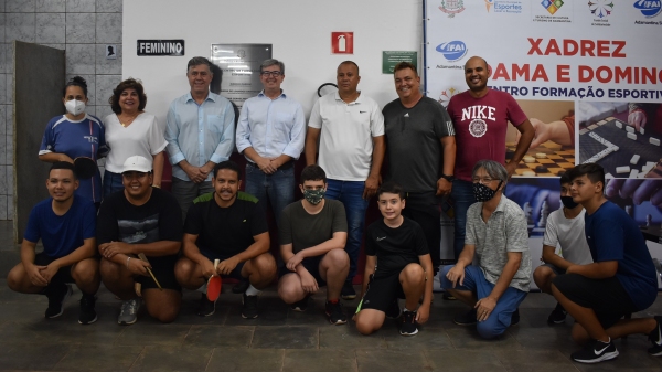 Autoridades municipais e esportistas na inauguração (Divulgação/PMA).