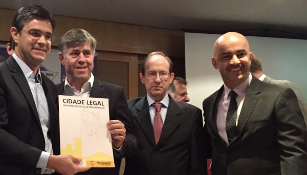 Secretário Rodrigo Garcia, prefeito Márcio Cardim e os vereadores Eduardo Fiorillo e Acácio Rocha, na Secretaria Estadual da Habitação, em São Paulo (Foto: Maciel Dantas).