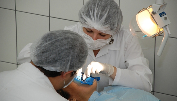 Interessados em receber atendimento clínico geral (canal, restauração, extração, limpeza, prótese) podem se dirigir até a Clínica Odontológica da UniFAI (Foto: Luan Trindade).