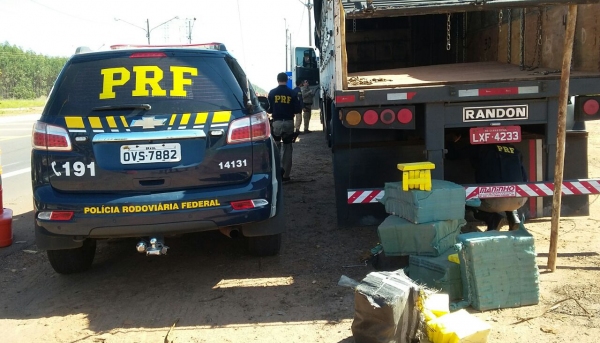 Droga estava escondida nos compartimentos da carreta (Fotos: Divulgação/PRF)