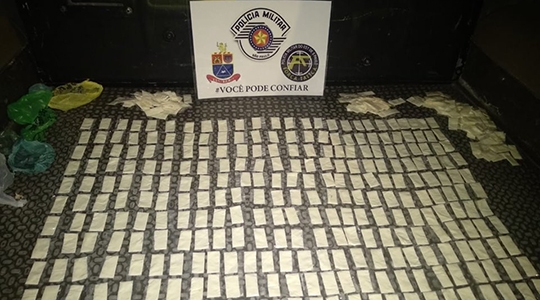 Foram apreendidos 494 papelotes de cocaína, que pesaram 366 gramas. Cada papelote era vendido pelo traficante a R$ 20 (Foto:Cedida/PM).