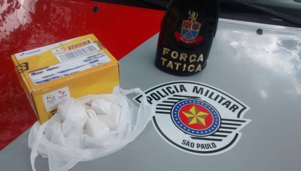 Droga era transportada por moradora de Adamantina, que foi presa pela Força Tática na vicinal Panorama a Ouro Verde (Foto: Cedida/PM).