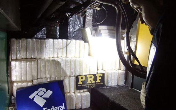 A cocaína estava em um fundo falso do veículo, localizada debaixo do assoalho próximo ao sanitário do ônibus (Foto: Divulgação/PRF).