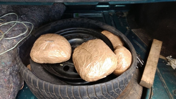 Cocaína estava dividida em cinco pacotes, no estepe de pneu (Foto: Cedida/Polícia Civil).