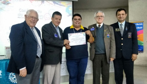 : Conselheiro do Interact, Donizete (ao centro), com o Governador Gesner Dias Junior e demais companheiros rotarianos. (Foto: Assess. Imprensa/Rotary Club de Adamantina)