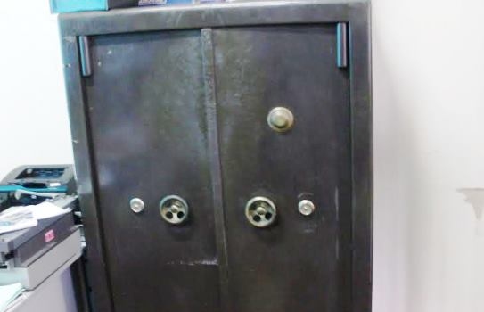 Cofre da Prefeitura de Irapuru, de onde os bandidos levaram mais de R$ 7,5 mil (Foto: Folha Regional).