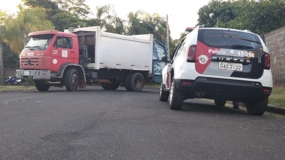 Ocorrência envolvendo o coletor de lixo foi registrada pela PolÃcia Militar. PolÃcia CientÃfica também foi acionada para perÃcia no local (Foto: Rádio Metrópole / Portal Metrópole / Cristiano Nascimento).
