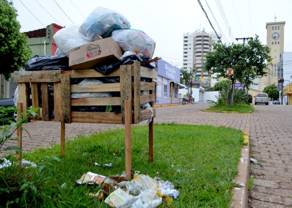 Caçamba com lixo aguarda recolhimento no centro de Adamantina (Foto: Acácio Rocha).