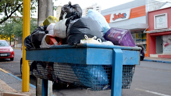 Coleta de lixo tem calendário especial com o feriado de quinta-feira (Tiradentes) e ponto-facultativo de sexta (Foto: Acácio Rocha).