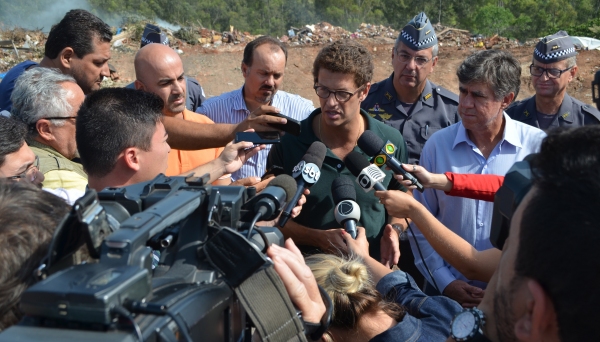 Secretário Estadual do Meio Ambiente Ricardo Salles notifica o prefeito Márcio Cardim e interdita bolsão de galhos em Adamantina (Foto: Maikon Moraes).