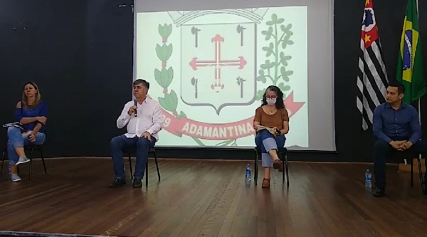 Prefeito fala na coletiva de imprensa, na tarde desta terça-feira, no anfiteatro da biblioteca municipal (Reprodução).